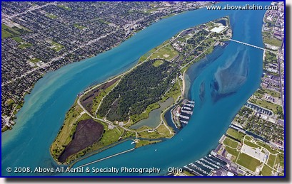 Aerial photo of Belle Isle in the Detroit River